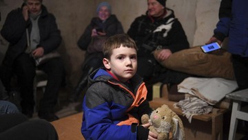 Warga Ukraina mengungsi usai diserang Rusia. (AFP/DANIEL LEAL)