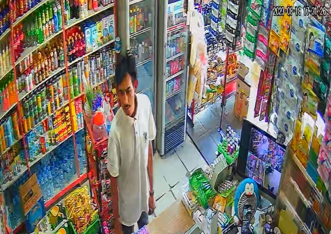Pelaku Pencurian di Warung Makan Kanarasa Indatu terekam CCTV Toko Kelontong saat membeli rokok, Jumat 18 Agustus 2023 [Foto/Screenshot rekaman cctv]