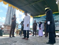 Tiga Pelanggar Syariat Islam di Aceh Besar Jalani Hukuman Cambuk di Depan Masjid Agung
