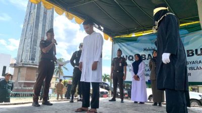 Tiga Pelanggar Syariat Islam di Aceh Besar Jalani Hukuman Cambuk di Depan Masjid Agung