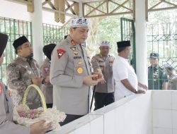 Di Aceh Besar, Kapolda Aceh Irjen Ahmad Haydar Berikan Sumur Bor dan Ziarah Makam