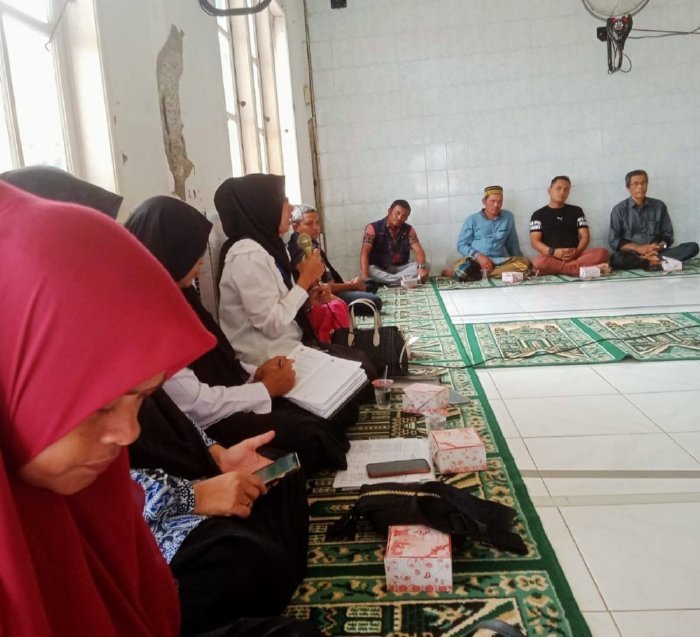 Kapus Lampisang Marlina SKM sedang memberikan edukasi tentang pencegahan stunting kepada masyarakat Gampong Lam Hasan, Kecamatan Peukan Bada, Aceh Besar, Kamis (19/10/2023)