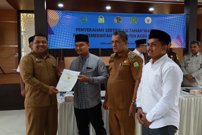 Pj Bupati Aceh Besar Muhammad Iswanto SSTP MM yang diwakili Sekdakab Aceh Besar Drs Sulaimi MSi menghadiri penyerahan 70 buah persil tanah wakaf yang sudah tersertifikasi dan diserahkan kepada para nazhir pada 8 kecamatan di Aceh Besar.