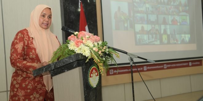 Ketua Dharma Wanita Persatuan (DWP) Aceh, Mellani Subarni, saat menyampaikan sambutan pada acara pelatihan ‘Sistem Pelaporan Pelaksanaan Program Kerja DWP Secara Elektronik, bagi Jajaran Dharma Wanita Persatuan Aceh, di Tingkat SKPA dan SKPK se-Aceh’, di Balai Wanita DWP Aceh, Banda Aceh, Rabu (18/10/2023).