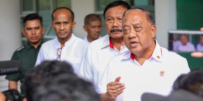 Ketua Umum Komite Olahraga Nasional Indonesia (KONI) Pusat Marciano Norman, didampingi Juru Bicara Pemerintah Aceh, Muhamad MTA, dan Kabag Materi dan Komunikasi Pimpinan pada Biro Adpim Setda Aceh, M. Gade, ST, memberi keterangan kepada awak media terkait PON XXI Aceh-Sumut 2024usai menggelar rapat dengan Pemerintah Aceh dan tim dari Kementerian Dalam Negeri di ruang rapat P2K komplek Kantor Gubernur Aceh, Banda Aceh, Rabu (18/10/2023).