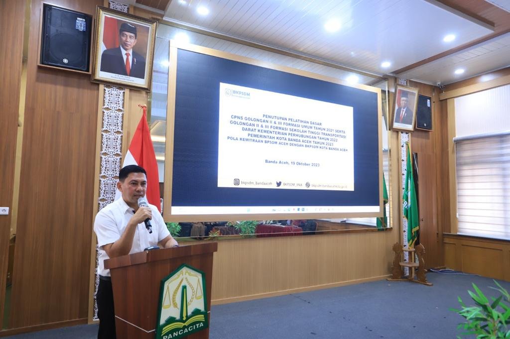 Pj Sekda Kota Banda Aceh Wahyudi secara resmi menutup Pelatihan Dasar (Latsar) Calon Pegawai Negeri Sipil (CPNS) Golongan II dan Golongan III Formasi Umum serta Formasi Sekolah Tinggi Transportasi Darat Kementerian Perhubungan, Kamis (19/10/2023) di Aula BPSDM Provinsi Aceh.