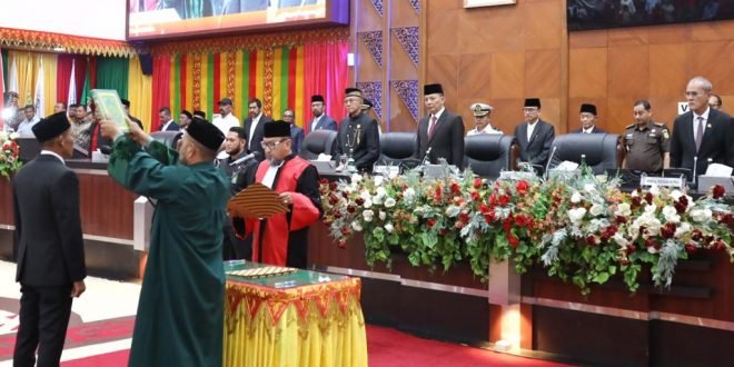 Penjabat Gubernur Aceh Achmad Marzuki, saat menghadiri Rapat Paripurna 2023 dalam rangka Pengambilan Sumpah dan Pelantikan, Zulfadhli, A.Md, sebagai Ketua DPRA sisa masa jabatan 2019-2024 di Gedung Utama DPRA, Banda Aceh, Kamis, (19/10/2023).