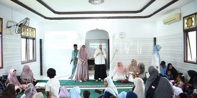 Pj. Ketua TP-PKK Aceh, Ayu Marzuki, saat memberikan sosialisasi penyuluhan ASI dan Nutrisi Sehat untuk balita dalam rangkaian kegiatan aksi peduli bakti sosial kesehatan dan kesiapsiagaan bencana di Gampong Lamtutui, Kec. Peukan Bada, Aceh Besar, Minggu (22/10/2023).