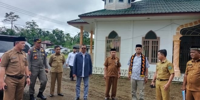 Asisten Pemerintahan Keistimewaan Aceh dan Kesejahteraan Rakyat Sekda Aceh, Azwardi, AP, M.Si, bersama Kepala Dinas Syariat Islam Aceh Zahrol Fajri, S.Ag, MH, saat meninjau lokasi pelaksanaan MTQ Povinsi ke-36 di Simeulue, Selasa, (24/10/2023).
