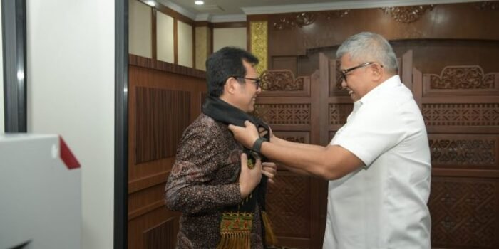 Sekda Aceh Bustami, saat menyambut kedatangan Wakil Menteri Komunikasi dan Informatika RI, Nezar Patria, di ruang VIP Bandara Internasional Sultan Iskandar Muda, Blang Bintang, Aceh Besar, Rabu (25/10/2023).
