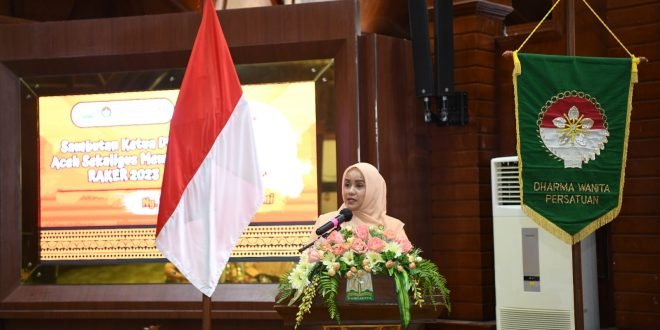 Ketua Dharma Wanita Persatuan (DWP) Aceh, Melani Subarni, memberikan sambutan dan arahan saat membuka secara resmi Rapat Kerja DWP Kabupaten/Kota se-Aceh di Anjong Mon Mata, Banda Aceh, Senin (30/10/2023).