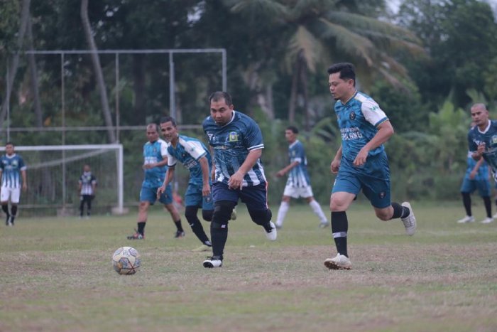 Pj Bupati Aceh Besar, Muhammad Iswanto SSTP MM menggiring bola dalam pertandingan persahabatan antara Pemkab Aceh Besar Vs Pemkot Sabang dengan skor imbang 3-3 di Lapangan Persima Meunasah Kreung, Kec Ingin Jaya, Aceh Besar, Sabtu (21/10/2023).