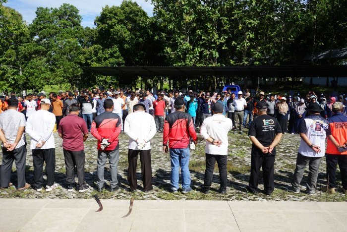 Pj Bupati Aceh Besar Muhammad Iswanto memimpin aksi satu jam memungut sampah di kompleks Wisma Atlet Kota Jantho, Aceh Besar, Jumat (27/10/2023).
