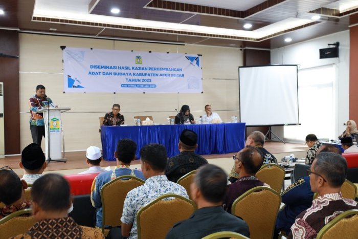 Pj Bupati Aceh Besar Muhammad Iswanto SSTP MM yang diwakili Sekdakab Aceh Besar Drs Sulaimi MSi membuka Diseminasi Hasil Kajian Perkembangan Adat dan Budaya Aceh Besar dengan fokus pada deskripsi sejarah terbentuknya logo Kabupaten Aceh Besar.