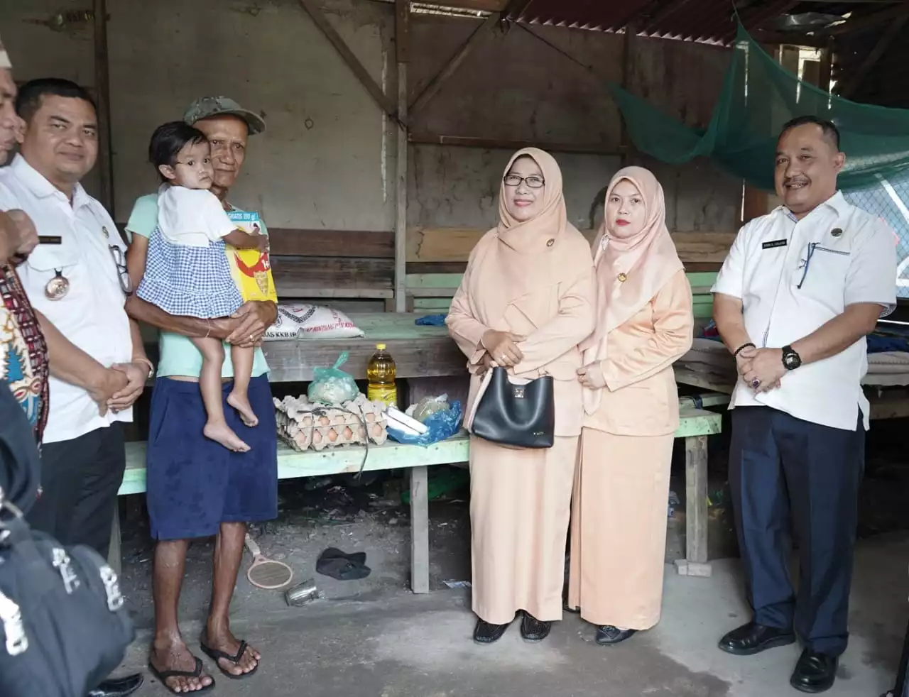 Kepala Dinas Kominfo Kabupaten Asahan selaku Bapak Asuh Anak Stunting (BAAS) Kabupaten Asahan beserta beberapa jajaran menyerahkan bantuan makanan tambahan kepada 6 orang anak penderita stunting di Kabupaten Asahan, Rabu, (18/10/2023).