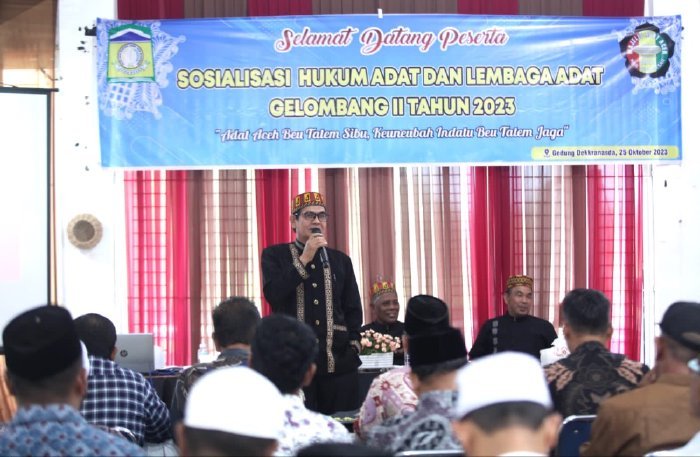 Ketua Majelis Adat Aceh (MAA) Aceh Besar, Asnawi Zainun, SH memberikan materi dalam acara Sosialisasi Hukum Adat dan Lembaga Adat Gelombang I Tahun 2023 di Gedung Dekranasda, Gampong Gani, Kecamatan Ingin Jaya, Aceh Besar, Selasa (25/10/2023).