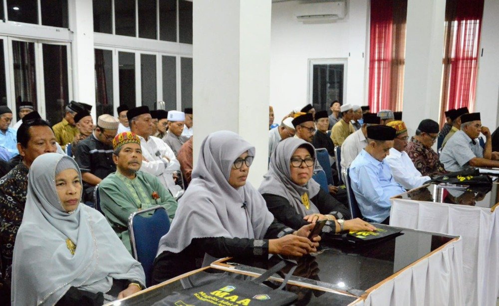 Sejumlah peserta mengikuti acara Sosialisasi Hukum Adat dan Lembaga Adat Gelombang I Tahun 2023 di Gedung Dekranasda, Gampong Gani, Kecamatan Ingin Jaya, Aceh Besar, Selasa (24/10/2023).