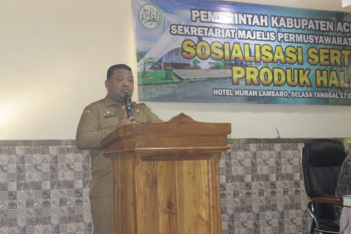 Sekda Aceh Besar Drs. Sulaimi M.Si, membuka kegiatan sosialisasi sertifikasi produk halal bagi pelaku usaha di Hotel Hijrah Lambaro, Kecamatan Ingin Jaya, Aceh Besar, Selasa (17/10/2023).