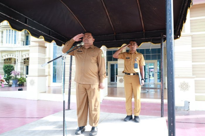 Pj Bupati Aceh Besar Muhammad Iswanto SSTP MM yang diwakili Sekdakab Aceh Besar Drs Sulaimi M.Si bertindak selaku Pembina Apel Gabungan Perangkat Daerah dalam rangka peringatan Hari Santri Nasional tahun 2023 di halaman Kantor Bupati Aceh Besar, Senin, 23 Oktober 2023.