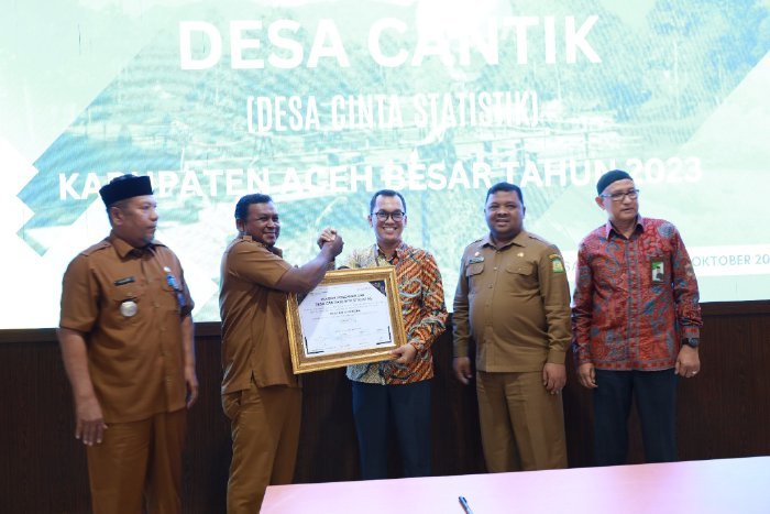 Pj Bupati Aceh Besar Muhammad Iswanto SSTP MM yang diwakili Sekda Aceh Besar Drs Sulaimi MSi mencanangkan Gampong Bukit Meusara, Kecamatan Kota Jantho, sebagai Desa Cinta Statistik (CANTIK) tahun 2023 bertempat di Aula H Sanusi Wahab Kantor Bupati Aceh Besar.