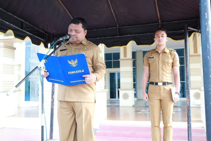 Pj Bupati Aceh Besar Muhammad Iswanto SSTP MM yang diwakili Sekdakab Aceh Besar Drs Sulaimi MSi bertindak selaku Pembina Apel Gabungan Organisasi Perangkat Daerah dalam rangka memperingati Hari Sumpah Pemuda ke-95 Tahun 2023 di halaman Kantor Bupati.