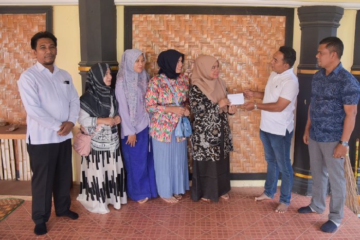 Kepala Dinas Pendidikan dan Kebudayaan Aceh Besar, Agus Jumaidi, SPd, MPd, didampingi Kadis Kominfo Abu Bakar S.Ag, dan Anggota DPRK Aceh Besar, Fachrizal, AMd, menyerahkan bonus untuk para penari IGTKI-PGRI Aceh Besar bonus di Anjungan Aceh Besar.