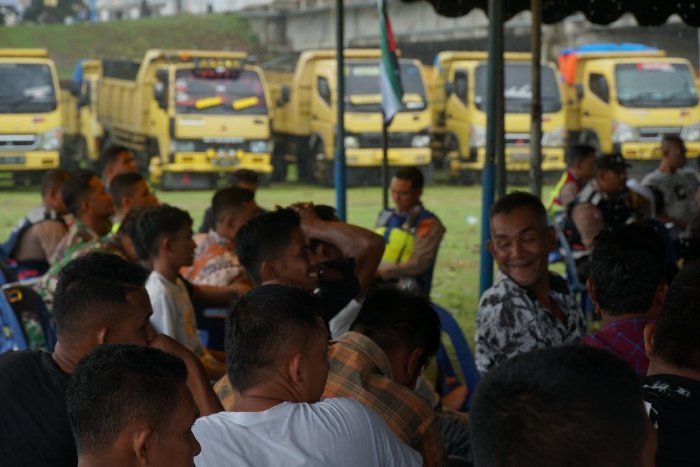 Anggota Asosiasi Persaudaraan Dumtruk dan Galian C Peringati Maulid dan galang dana untuk Palestina di Lamnyong, Senin (30/10/2023).