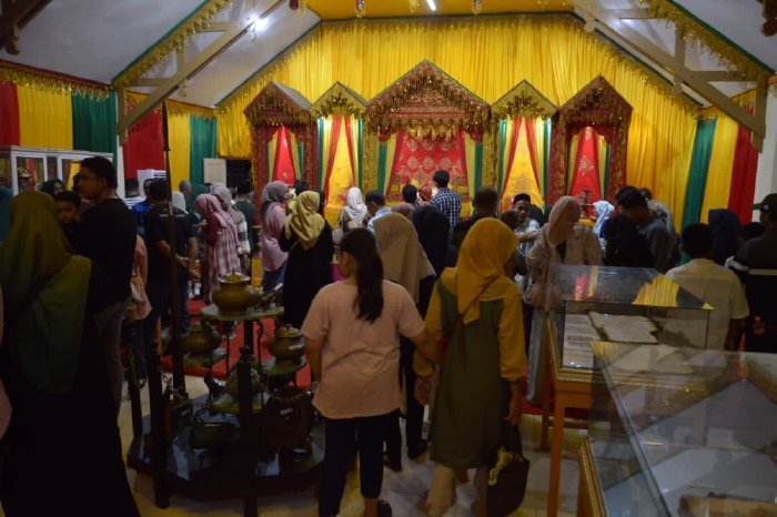 Suasana para pengunjung di Ajungan Aceh Besar pada malam ke dua PKA-8 di Taman Sulthanah Safiatuddin, Banda Aceh, Minggu (05/11/2023).