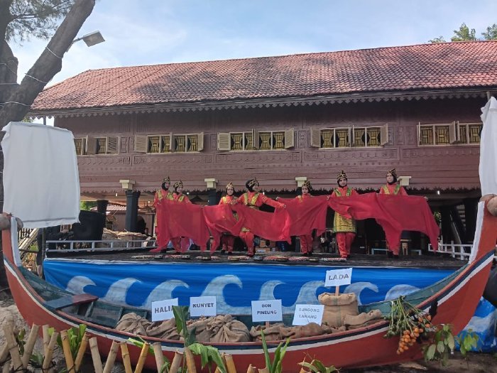Penampilan tari dari sanggar Empe Trieng Kecamatan Indrapuri di panggung seni hiburan di anjungan Kabupaten Aceh Besar di arena Pekan Kebudayaan Aceh (PKA) ke 8 di Taman Ratu Safiatuddin, Banda Aceh, Senin (6/11/2023).
