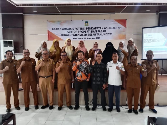 Bappeda Aceh Besar bekerja sama dengan Lembaga Kajian Emirates Development Research (EDR) memaparkan hasil kajian Potensi Pendapatan Asli Daerah (PAD) dari sektor Properti dan Pasar, di Aula Bappeda Kota Jantho, Selasa (28/11/2023).