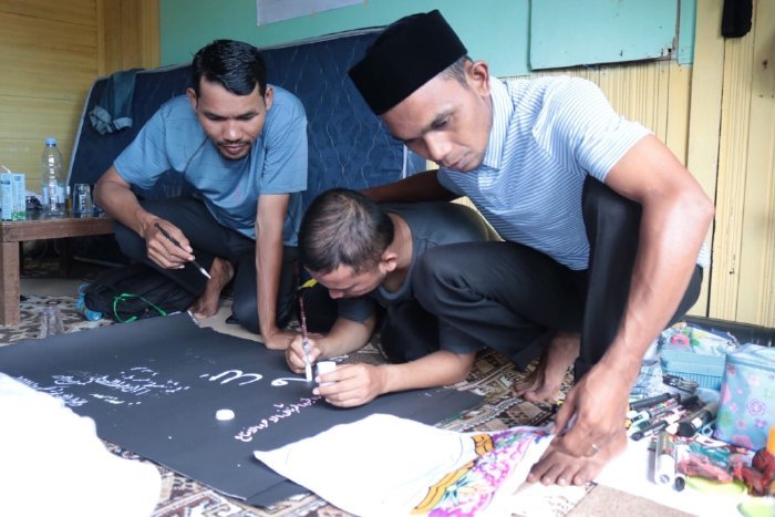 Pelatih Khattil quran Nasruan Hakim memantau langsung salah satu peserta sedang latihan, bertempat di Pemondokan Kafilah, Gampong Air Dingin, Kecamatan Simeulue Timur, Sinabang, Selasa (28/11/2023).
