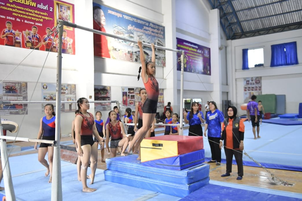 Atlet senam Sekolah Khusus Olahraga (SKO) Kementerian Pemuda dan Olahraga (Kemenpora) tampil percaya diri pada program try out yang berlangsung di Suphan Buri Sports School, Thailand. Hal ini sangat penting dalam membangun karakter dan mental bertanding.(foto:bagus/kemenpora.go.id)