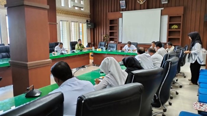 Asisten III Setdakab Aceh Besar Jamaluddin SSos MM didampingi Kepala Dinas Pendidikan dan Kebudayaan Bahrul Jamil, S.Sos, MSi, memimpin rapat persiapan Peringatan HUT HGN, PGRI dan KORPRI di Kantor Bupati Aceh Besar di Kota Jantho, Rabu (15/11/2023).
