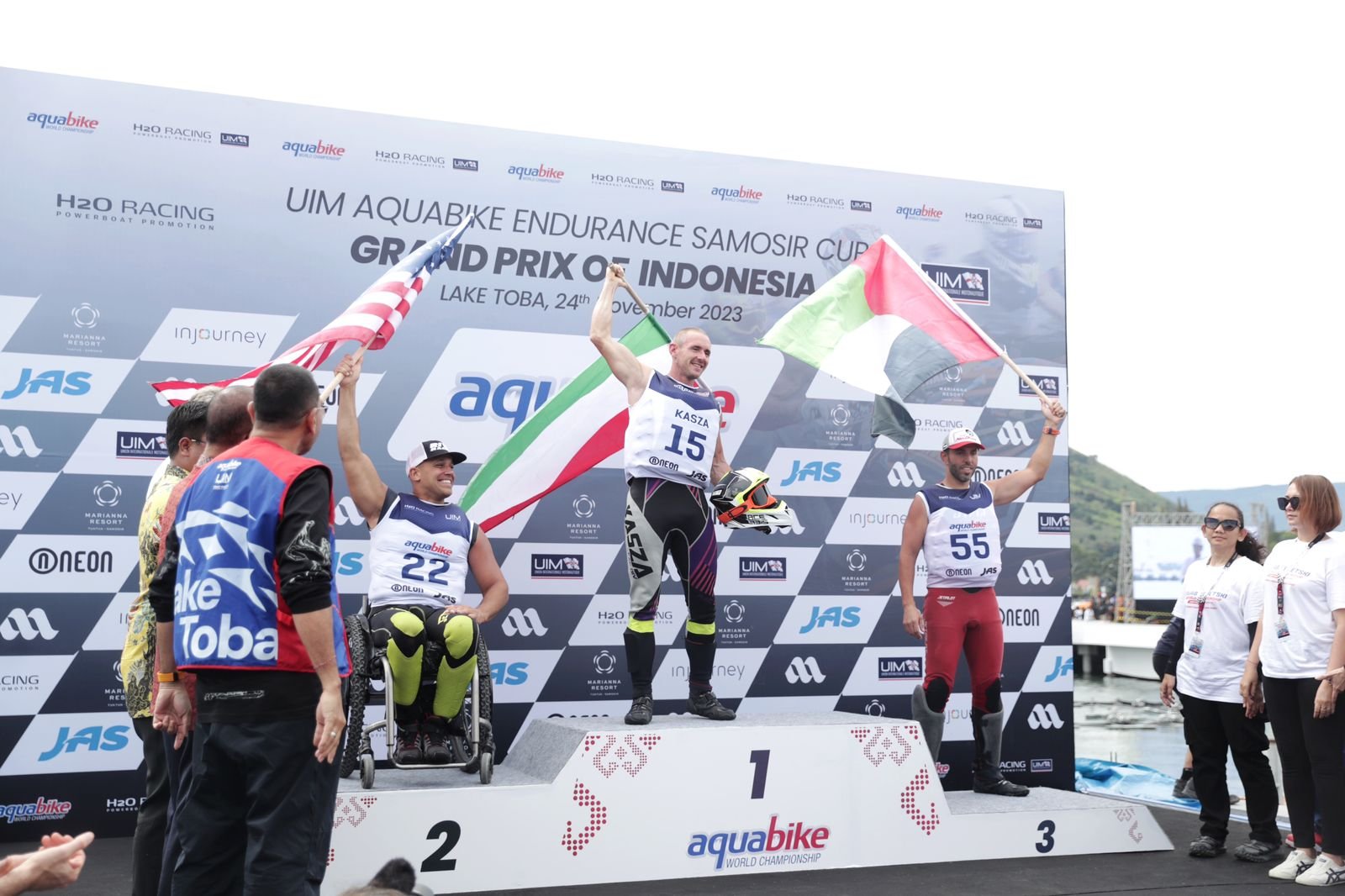 Kejuaraan Dunia Jetski Aquabike 2023 seri ketiga kategori endurance yang berlangsung di Waterfront City Pangururan, Kabupaten Samosir, Sumatera Utara, Jumat, (24/11) sore jadi milik pembalap jetski asal Hungaria Gyorgy Kasza yang berhasil meraih juara.(foto:raiky/kemenpora.go.id)