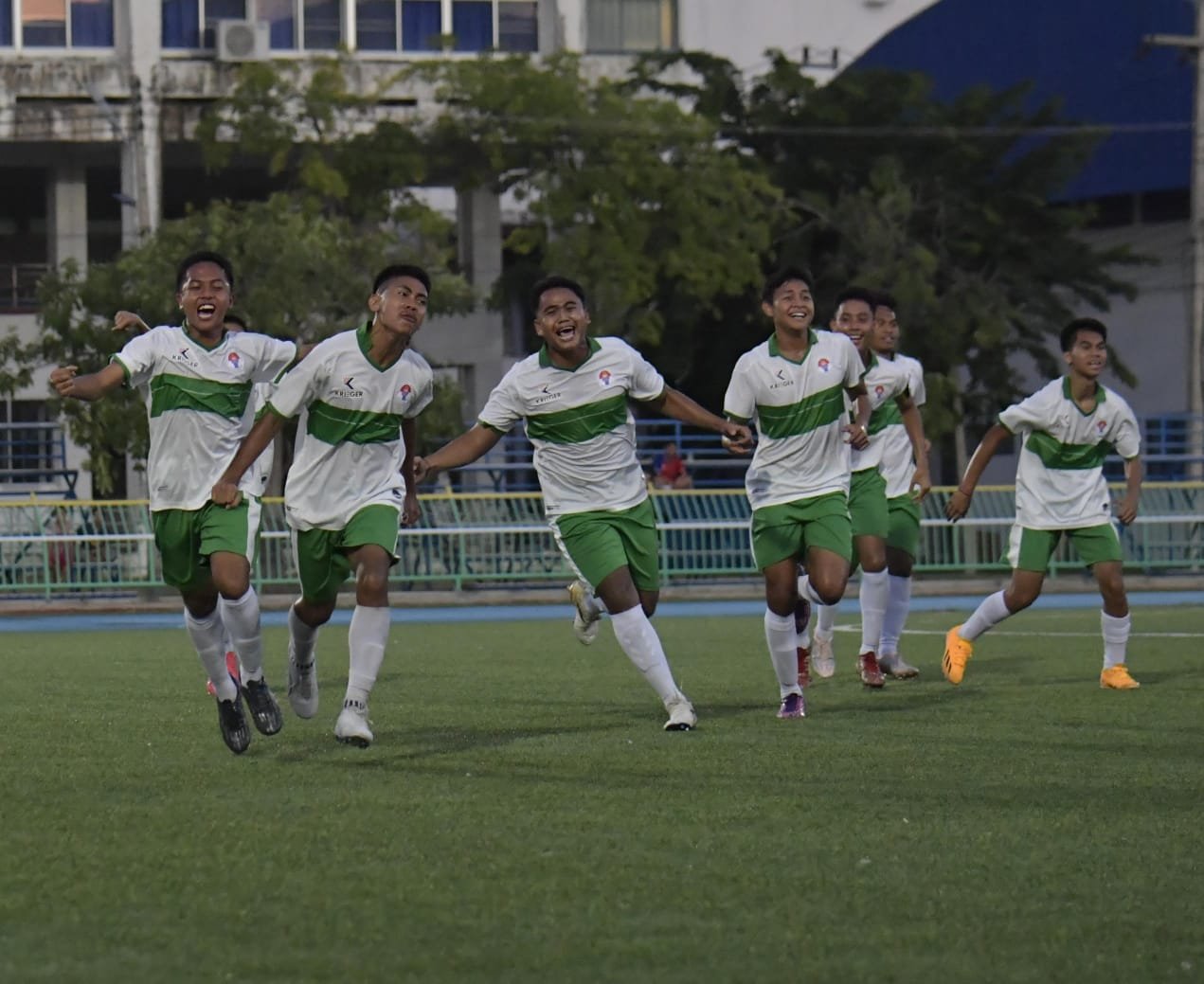 Tim sepak bola Sekolah Khusus Olahraga (SKO) Kementerian Pemuda dan Olahraga (Kemenpora) kembali berhadapan dengan Suphan Buri Sports School, Thailand. Pada laga keg kedua ini, SKO Kemenpora ditahan imbang dengan skor 3-3. (foto:bagus/kemenpora.go.id)