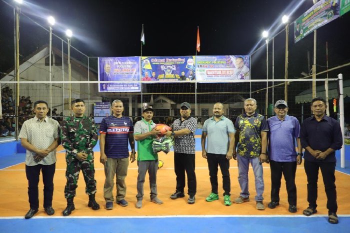 Pj.Bupati Aceh Besar Muhammad Iswanto, S.STP MM menyerahkan bola dan jersey kepada panitia usai membuka Turnamen Bola Voli HUT AMGC VC, Lapangan Bola Voli, Gampong Cot, Lambaro Angan, Kecamatan Darussalam, Minggu (05/11/2023) malam.