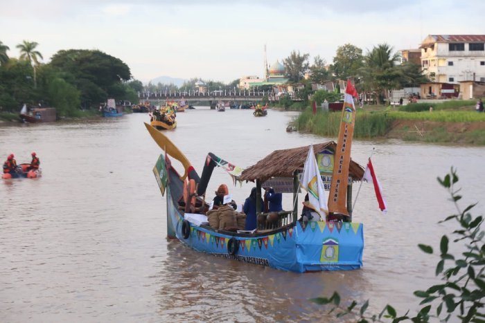 Perahu hias milik Kontingen Aceh Besar sedang berlayar di aliran sungai Krueng Aceh, Banda Aceh, Minggu (05/11/2023)