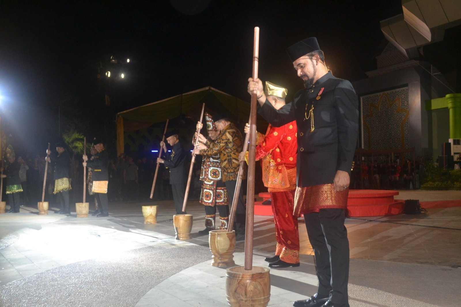 Pembukaan PKA-8 ditandai dengan penumbukan rempah di leusoeng kayee oleh Deputi Revolusi Mental, Pemajuan Kebudayaan, dan Prestasi Olahraga Kemenko PMK, Didik Suhardi, Pj Gubernur Aceh, Achmad Marzuki, Wali Nanggroe PDYM Malik Mahmud Al-Haytar, dan Forkopimda Aceh di hadapan ribuan pengunjung. Sabtu malam, 4 November 2023.