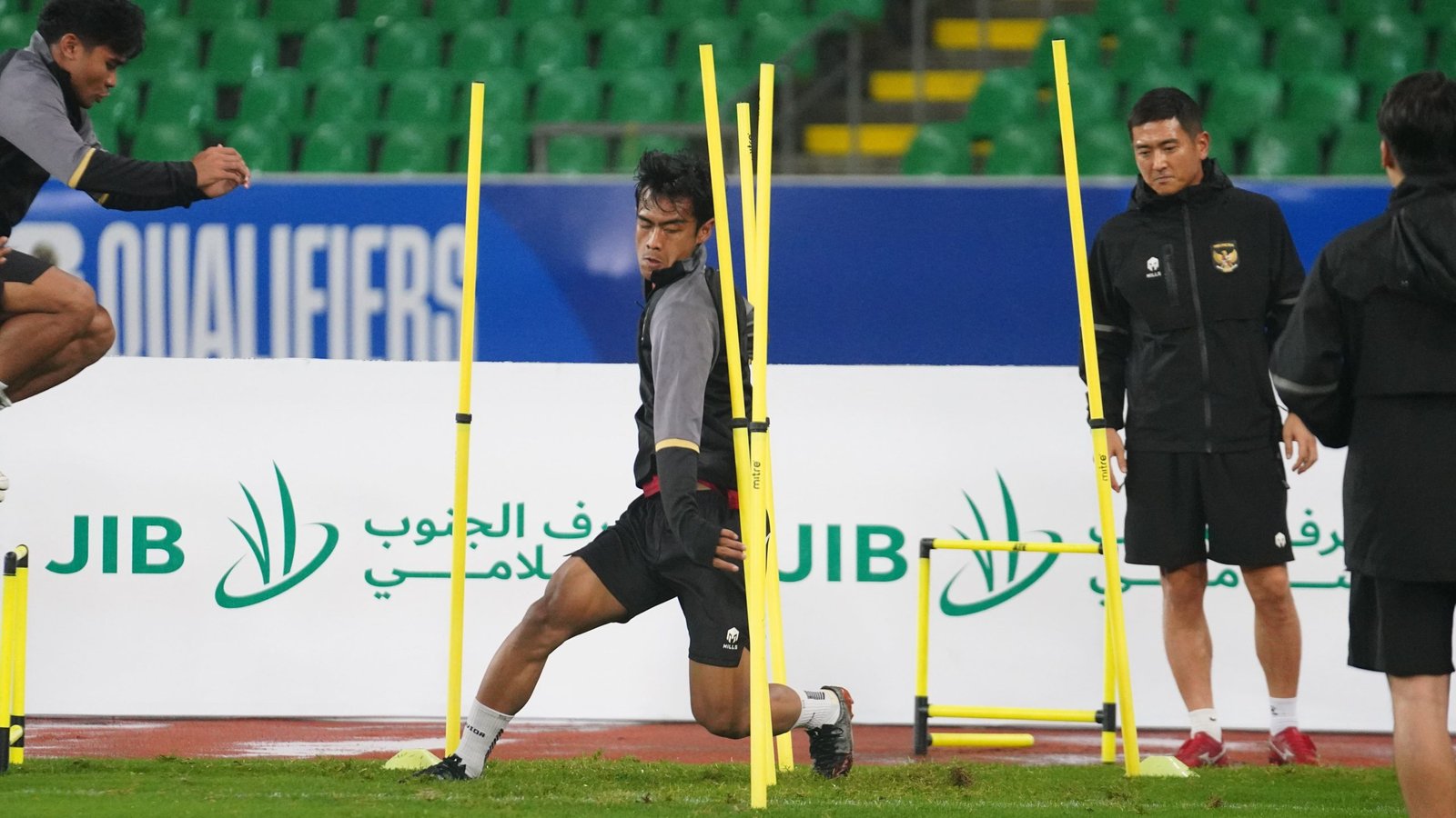 Timnas Indonesia Adaptasi Rumput Stadion Basra. Foto : PSSI