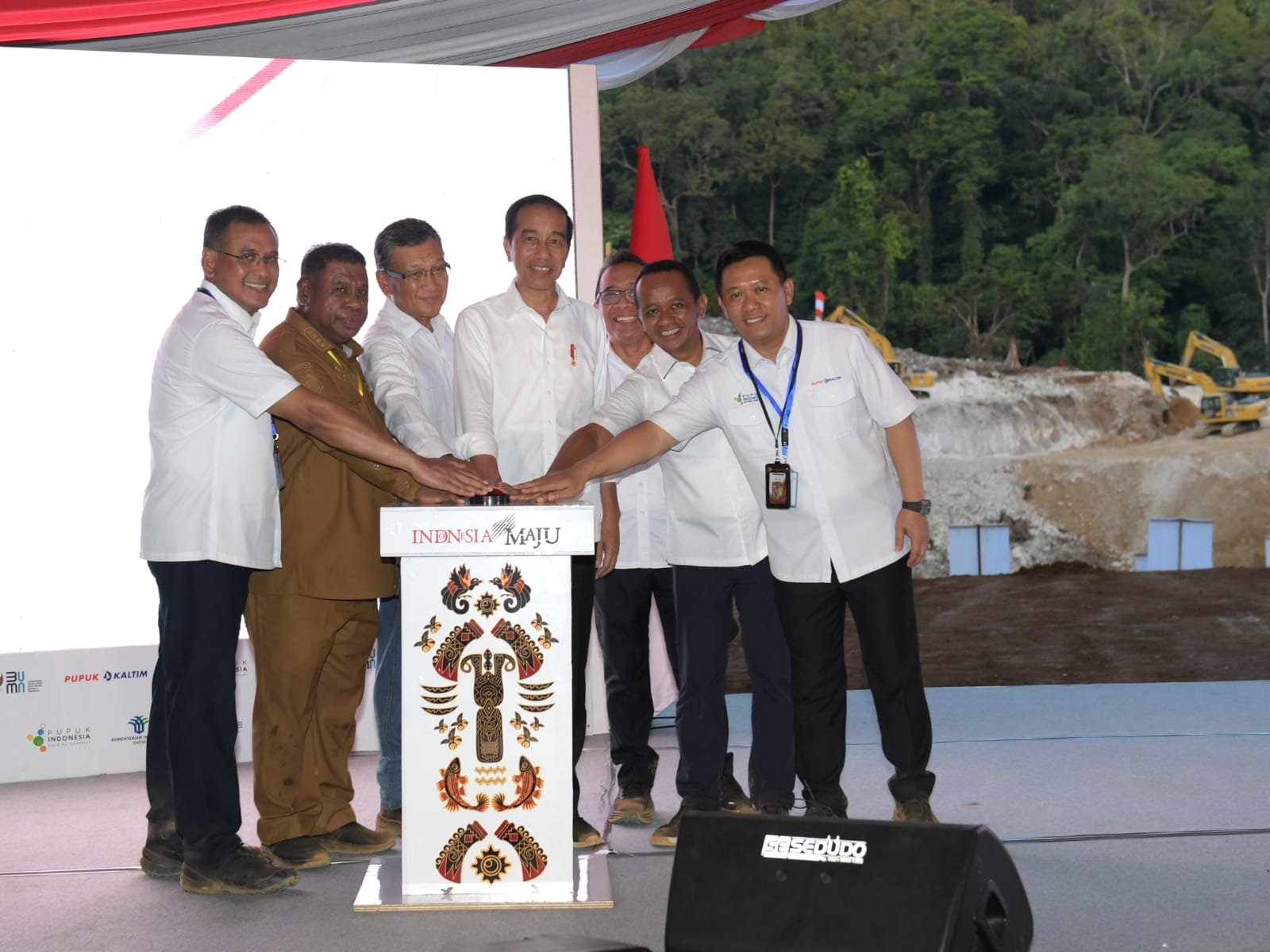 Presiden Jokowi melakukan groundbreaking PSN Kawasan Industri Pupuk Fakfak di Kabupaten Fakfak, Provinsi Papua Barat, Kamis (23/11/2023). (Foto: BPMI Setpres/Kris)