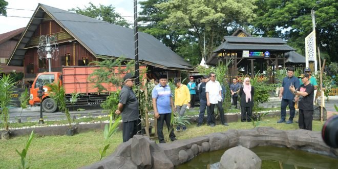 Sekda Aceh, Bustami, SE, M.Si, bersama para Asisten, Kepala SKPA/Biro beserta jajaran Aparatur Sipil Negara (ASN) Pemerintah Aceh, melakukan aksi gotong royong dalam rangka menyambut pelaksanaan Pekan Kebudayaan Aceh (PKA) ke-8 di Taman Sultanah Ratu Safiiatuddin, Banda Aceh, Jum'at (3/11/2023).