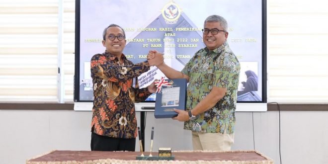 Sekda Aceh, Bustami, SE, M.Si, saat menerima Laporan Hasil Pemeriksaan Kepatuhan atas Pengelolaan Pembiayaan Tahun Buku 2022 dan Semester I 2023 pada PT Bank Aceh Syariah dari Kepala Perwakilan BPK RI Provinsi Aceh Masmudi S.E., M.Si., CSFA, CA, AK, di Kantor Perwakilan BPK RI Provinsi Aceh, Banda Aceh, Jumat (3/11/2023).