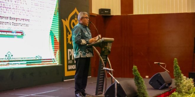 Sekda Aceh, Bustami, SE, M.Si, saat membuka Seminar Internasional Sejarah Rempah dalam rangkaian kegiatan Pekan Kebudayaan Aceh ke-8, yang diselenggarakan Disbudpar Aceh di Hermes Palace Hotel Banda Aceh, Minggu, (5/11/2023).