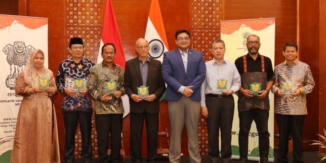 Asisten Perekonomian dan Pembangunan Sekda Aceh, Ir. Mawardi, foto bersama Konsulat Jenderal India Medan, Shubham Singh saat menghadiri ITEC Training Programmes Andaman & Nikobar Island - Aceh Connectivity , di Hermes Palace Hotel, Banda Aceh, Minggu (5/11/2023).