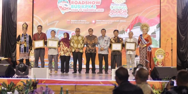 Sekretaris Daerah Aceh Bustami Hamzah foto bersama penerima penghargaan lainnya, usai menerima penghargaan yang diserahkan oleh Deputi Bidang Pendidikan dan Peran Serta Masyarakat KPK RI Wawan Wardiana saat penutupan Road Show Bus KPK dan Road To Hakordia, di Gedung Balai Meuseuraya Aceh, Banda Aceh, Sabtu, (11/11/2023) malam.