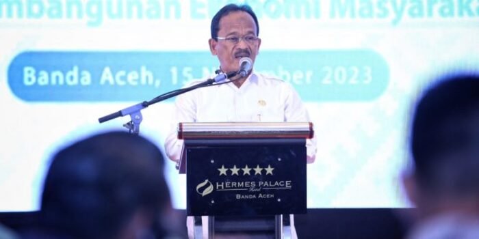 Asisten II Sekda Aceh, Ir. Mawardi, menyampaikan sambutan saat membuka Seminar Nasional Kelistrikan dalam rangka Hari Listrik Nasional ke 78 di Hermes Palace Hotel, Banda Aceh, Rabu (15/11/2023).