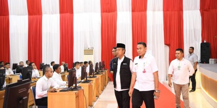 Asisten Administrasi Umum Sekda Aceh, Dr. H. Iskandar, AP, S.Sos, M.Si didampingi Kepala BKA, Abd Qahar, S.Kom, MM, saat meninjau pelaksanaan Seleksi Kompetensi Pegawai Pemerintah dengan Perjanjian Kerja (PPPK) Pemerintah Aceh tahun 2023, di Aula BPSDM Aceh, Banda Aceh, Rabu (15/11/2023).