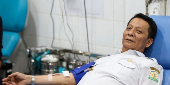 Penjabat Gubernur Aceh, Achmad Marzuki, saat mengikuti kegiatan donor darah rutin ASN Pemerintah Aceh, di Unit Donor Darah PMI Kota Banda Aceh, Rabu, (22/11/2023).