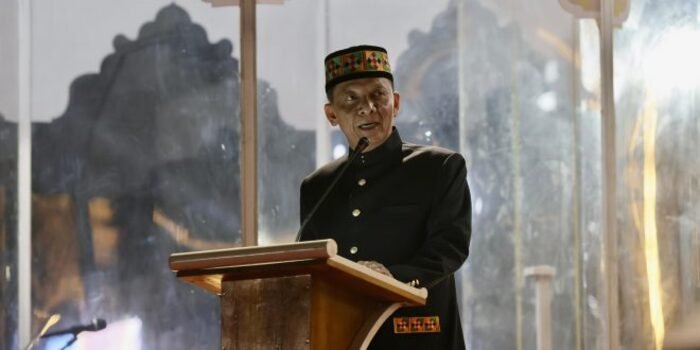 Penjabat Gubernur Aceh Achmad Marzuki, saat memberikan sambutan sekaligus membuka secara resmi Musabaqah Tilawatil Qur’an XXXVI/Ke-36 Aceh tahun 2023, di Lapangan Meuligoe Bupati Simeulue, Minggu (26/11/2023) malam.