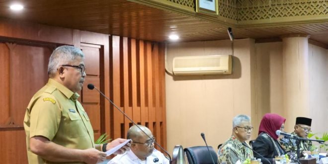 Sekda Aceh, Bustami, SE, M.Si, saat menyampaikan sambutan Penjabat Gubernur Aceh pada rapat Persiapan dan Kesiapan Pemilu Serentak 2024 dengan Anggota Komisi II DPR-RI, di Gedung Serbaguna Setda Aceh, Banda Aceh, Senin (27/11/2023).